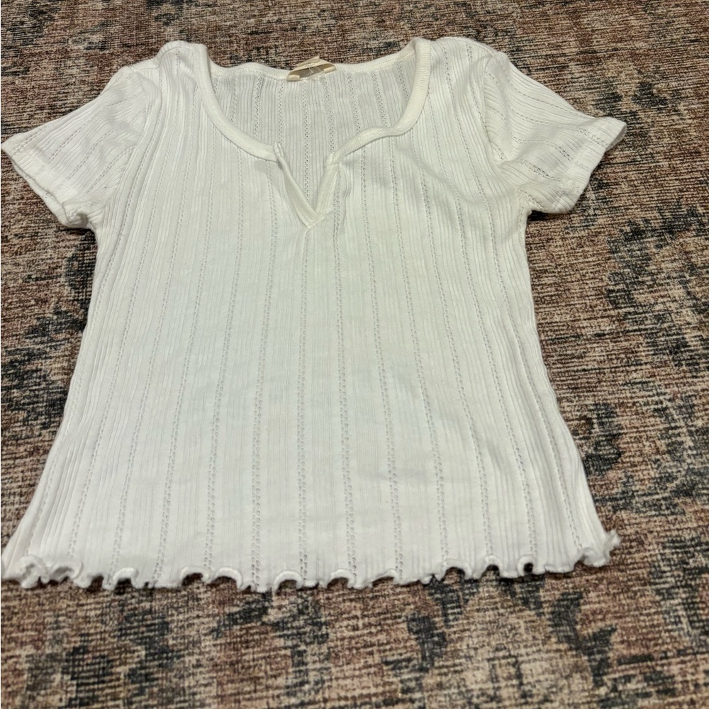 White v neck aéropostale shirt